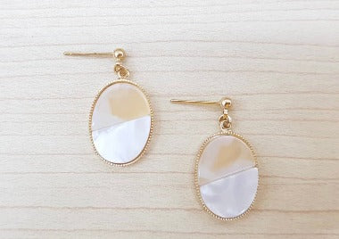 
                  
                    Mother-of-pearl earrings
                  
                