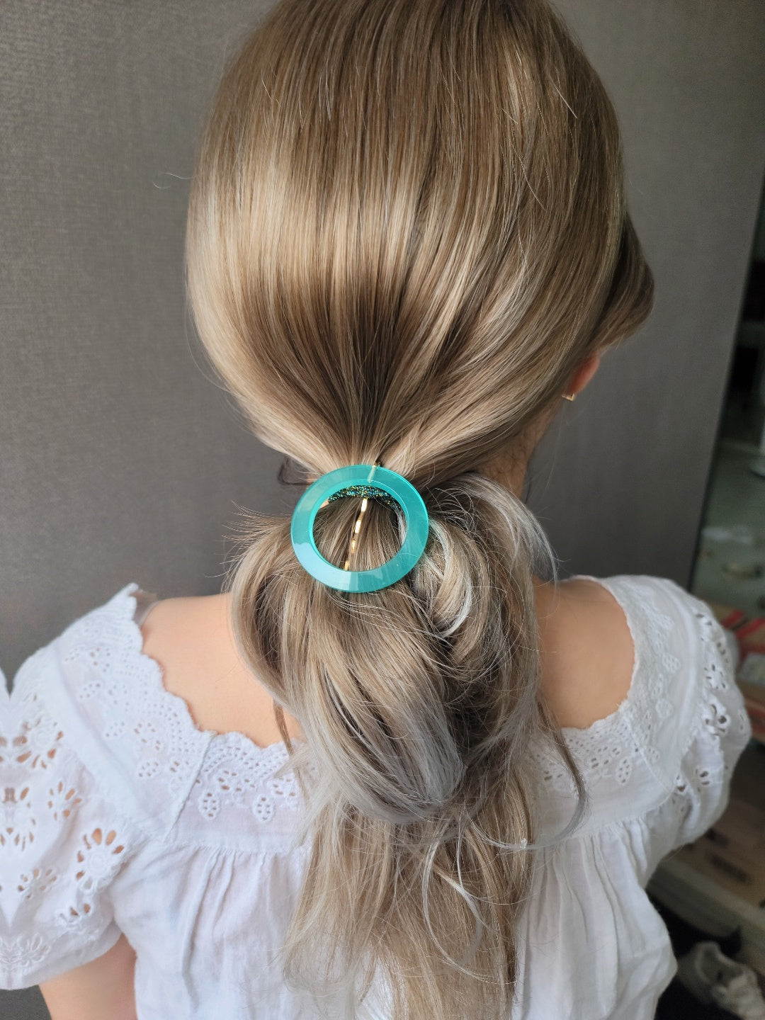 
                  
                    Round Hair clip
                  
                