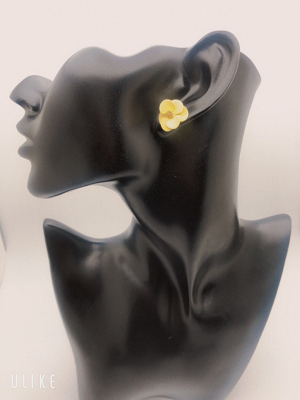 
                  
                    Floral earrings
                  
                