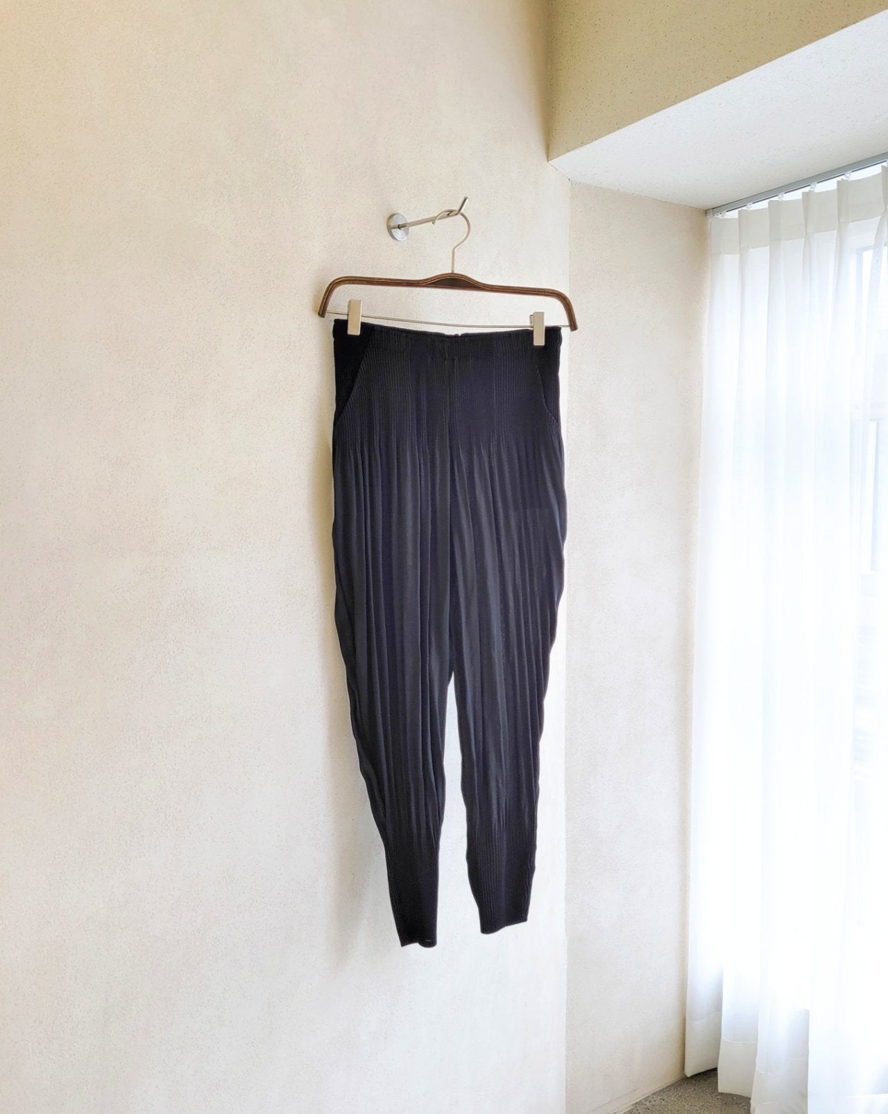 
                  
                    Cropped-Pleated bottom
                  
                