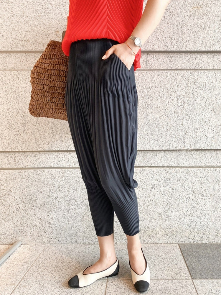 
                  
                    Cropped-Pleated bottom
                  
                